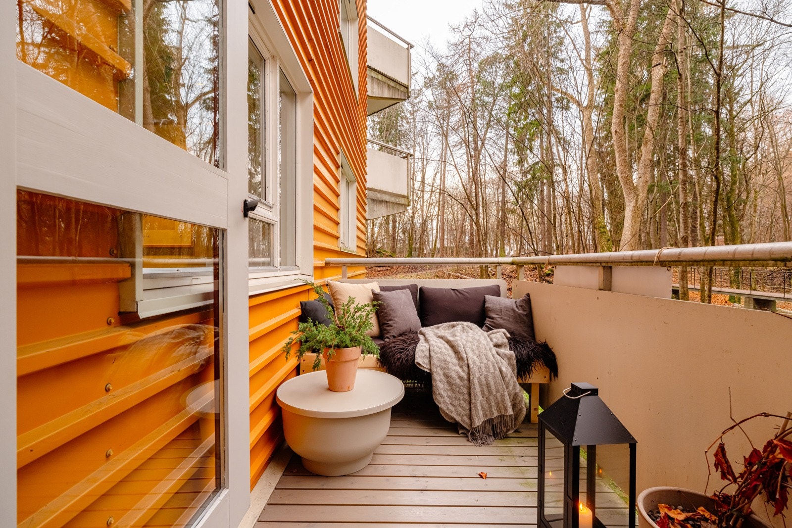 Balkongen vender direkte ut i Den Engelske Have og en vakker eikeskog med et eksotisk fugleliv. Galleribilde