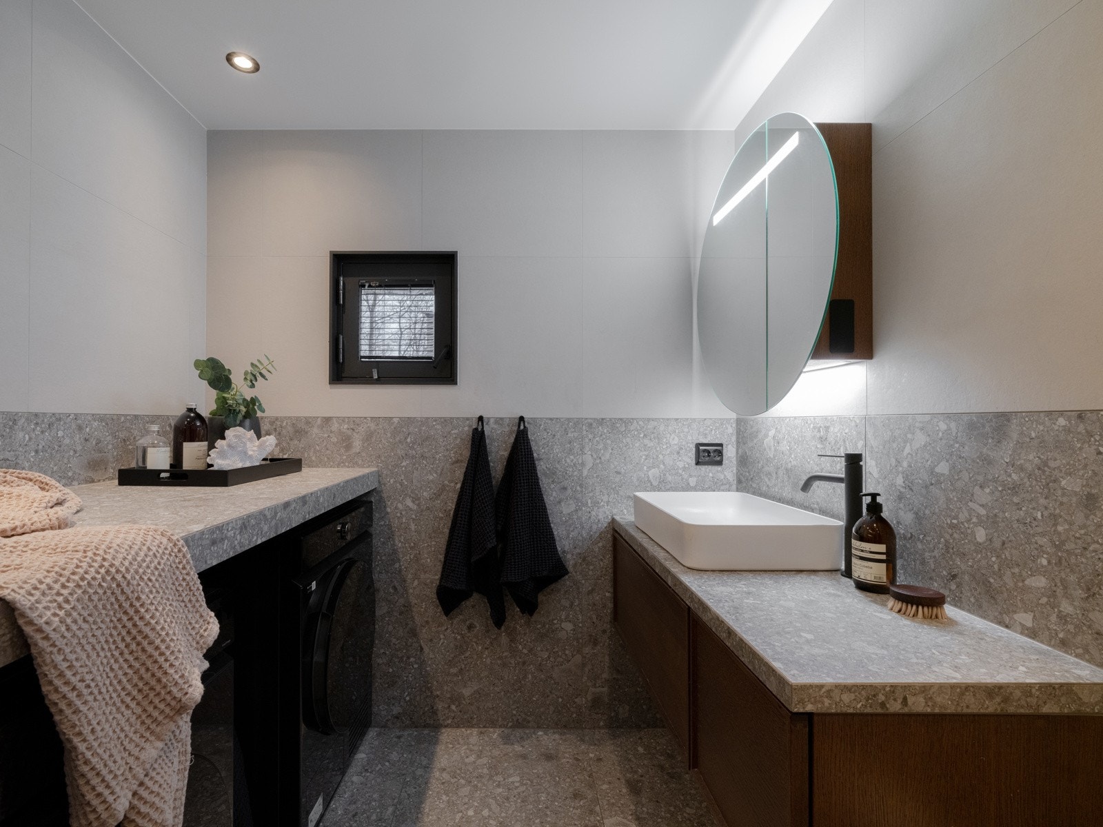 Badet er fra 2023 med vakker inventar og lekre riflede glassdører både til toalett og dusj. Galleribilde