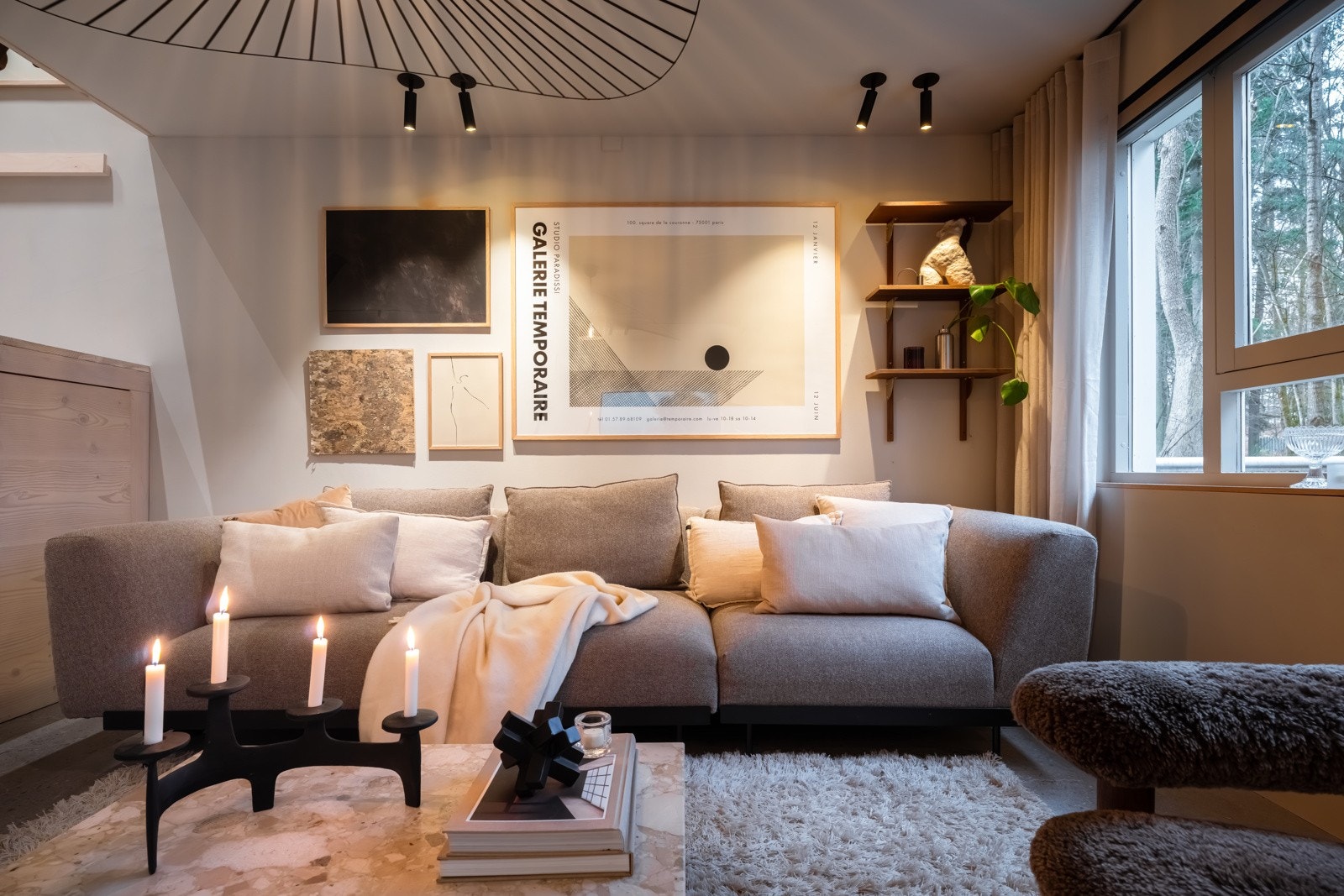 I hele underetasjen er det lagt lekkert gulv i betong med behagelig gulvvarme. Galleribilde