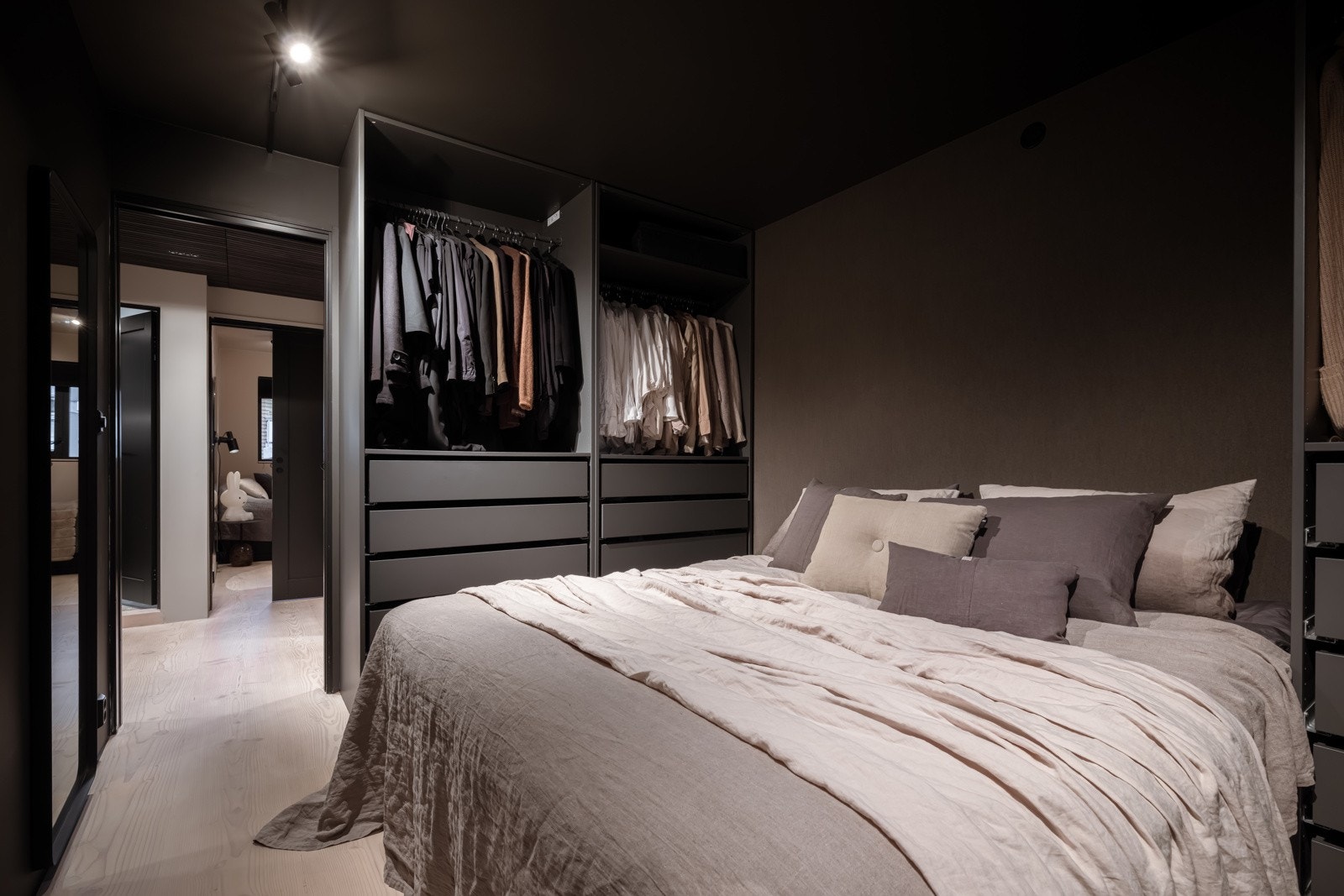 En enkel og en dobbel garderobe gir mer enn nok lagringsplass på dette soverommet. Galleribilde