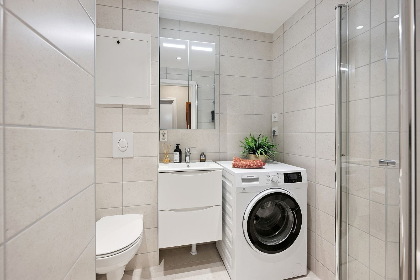 Delikat baderom (2024) med moderne fliser og innredning. Galleribilde