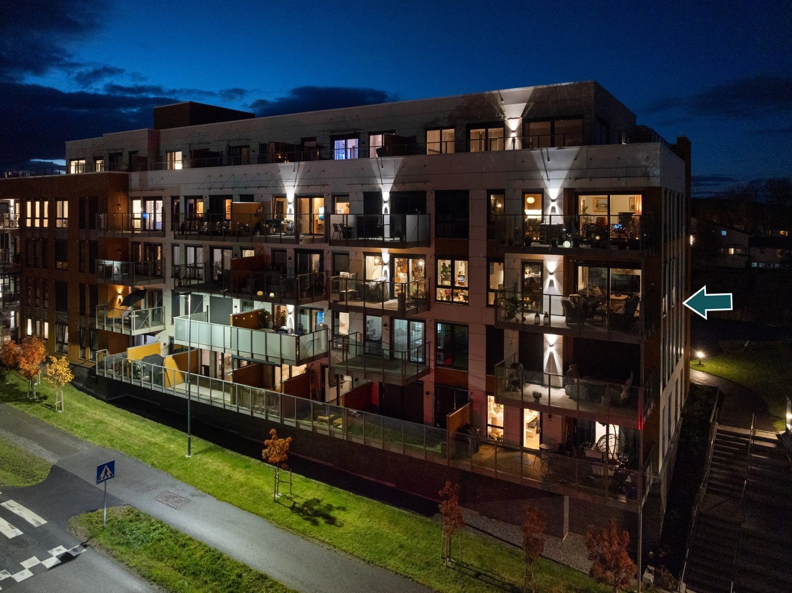 Leiligheten ligger i byggets tredje etasje med heisadkomst. Galleribilde