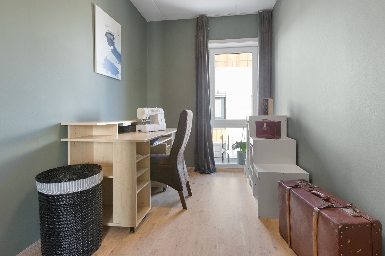 Det andre soverommet. Legg merke til at alle rommene er malt i en nydelig fargepalett. Galleribilde