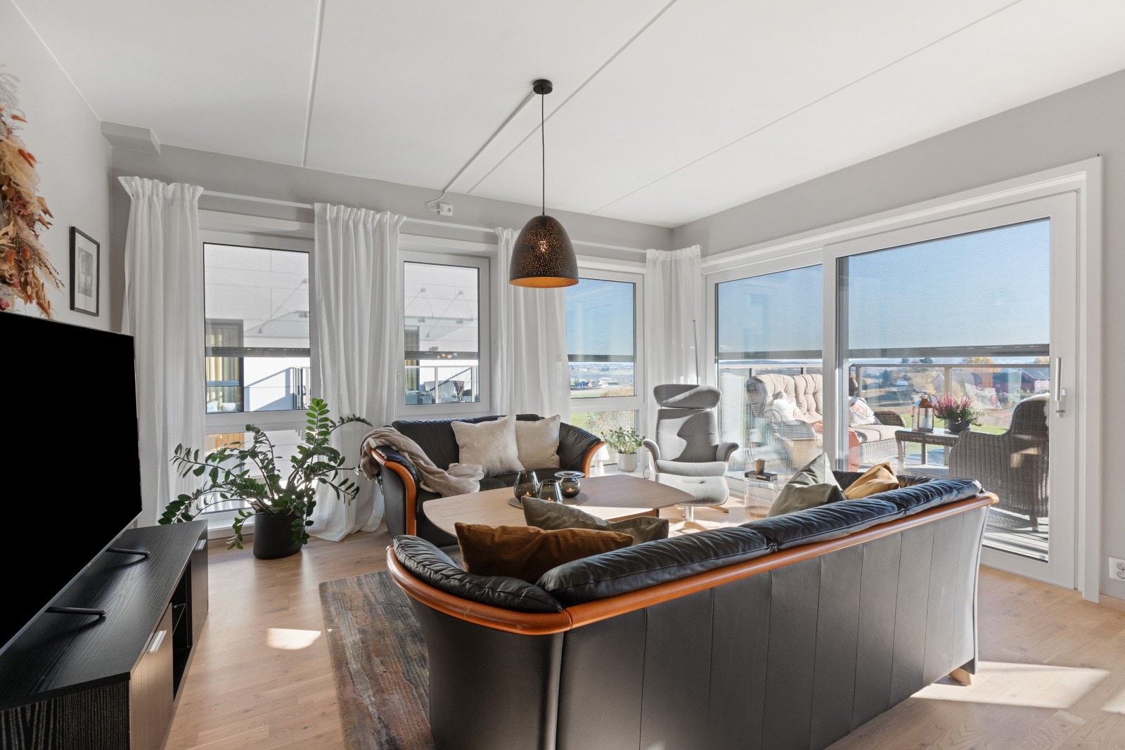 Videre er det utvendige screens på vinduene i stuen, samt skyvedøren. Galleribilde