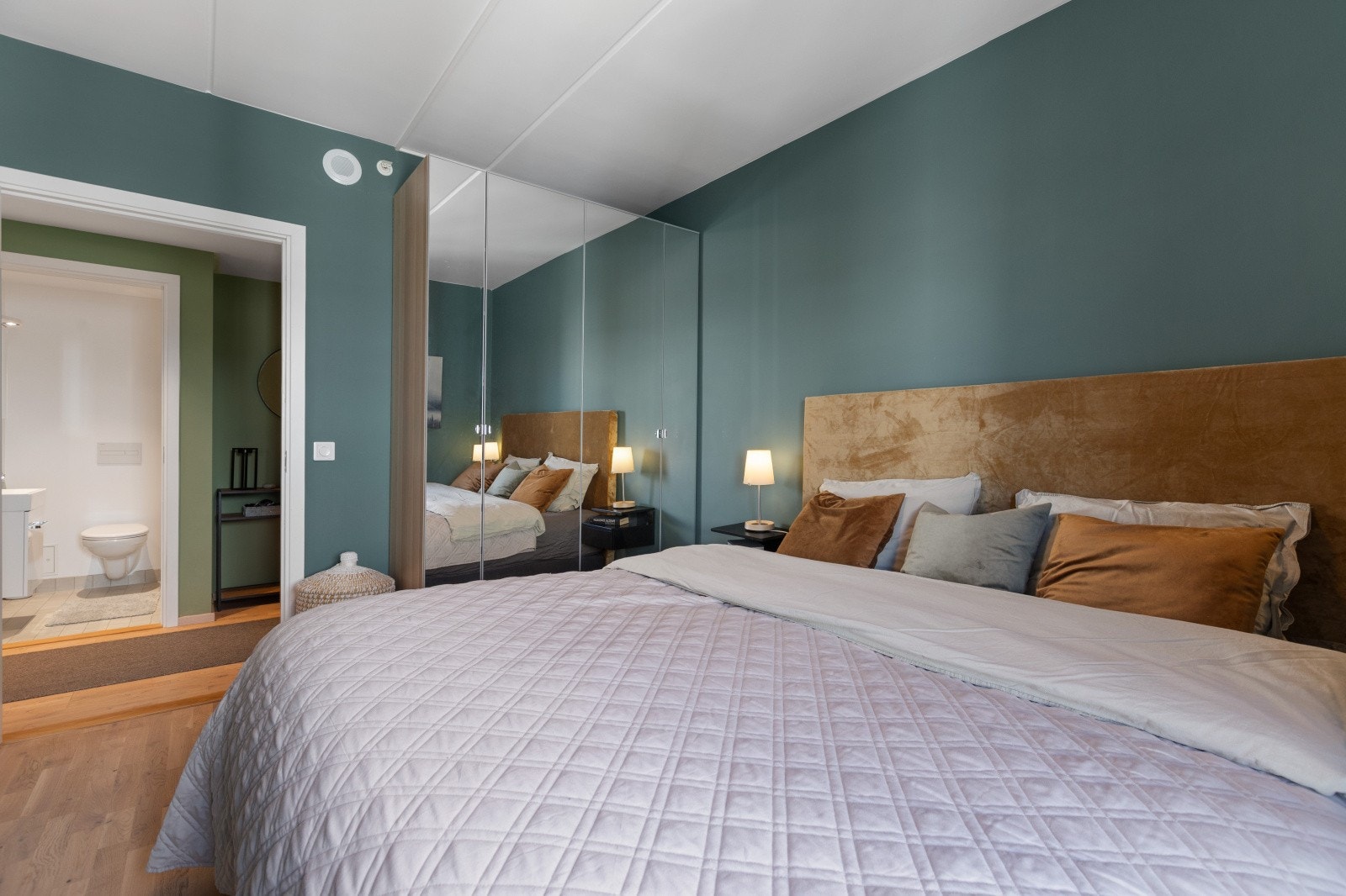 Hovedsoverommet har et PAX-garderobeskap med speilfronter. Galleribilde