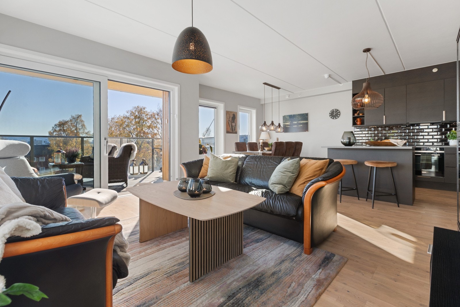 Leiligheten er vesentlig påkostet med bla et delikat kjøkken med bla. kjøkkenøy, kjøleskuffer og vinkjøl. Galleribilde