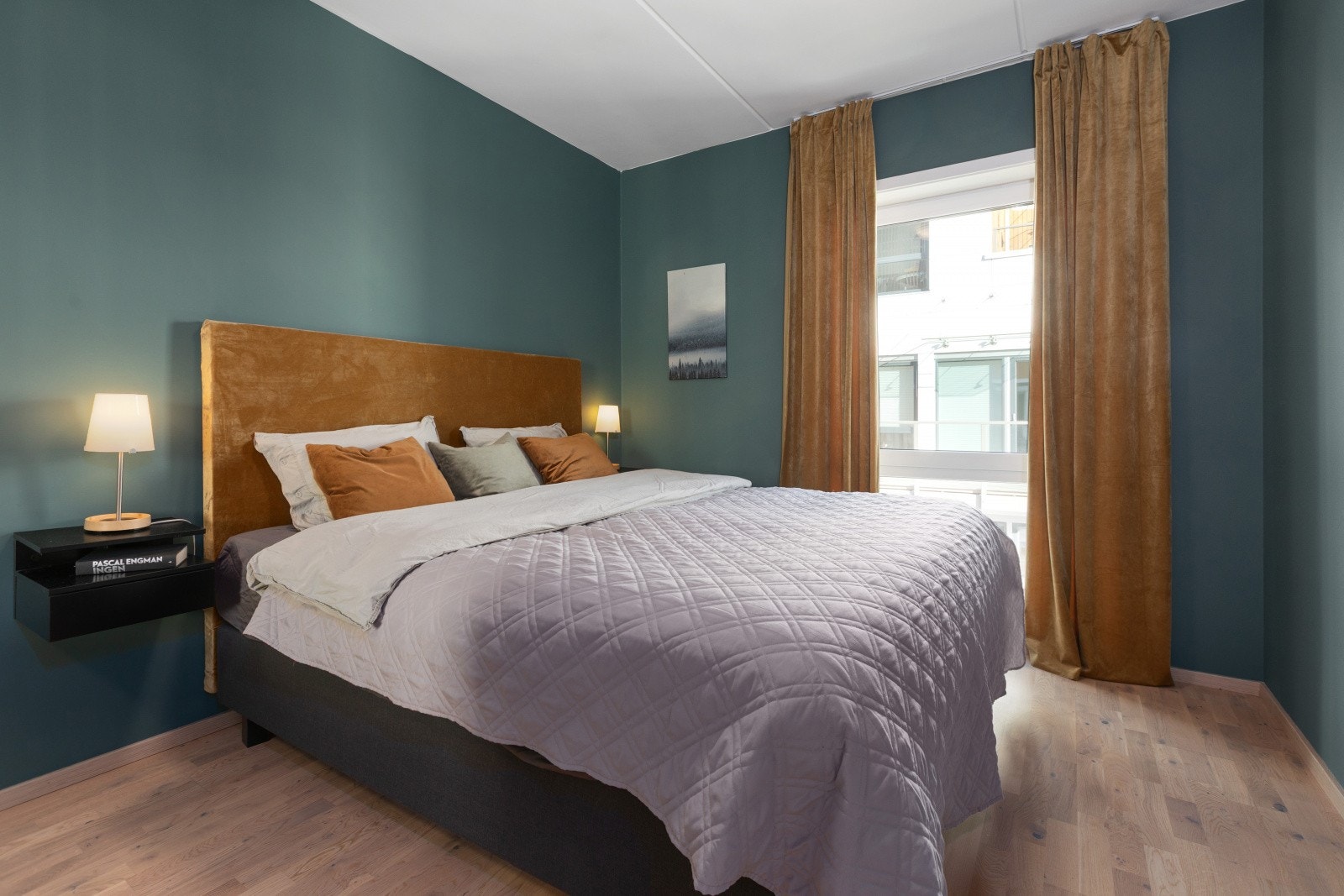 Leiligheten har tre soverom, hvorav to av soverommene er innredet med garderobeskap som følger. Galleribilde