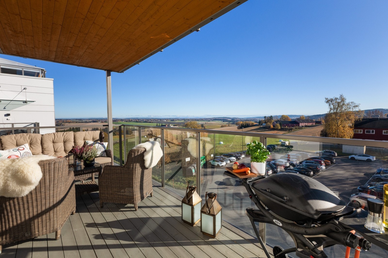 Fra stuen er det både en skyvedør, og terrassedør ut mot en stor balkong. Galleribilde