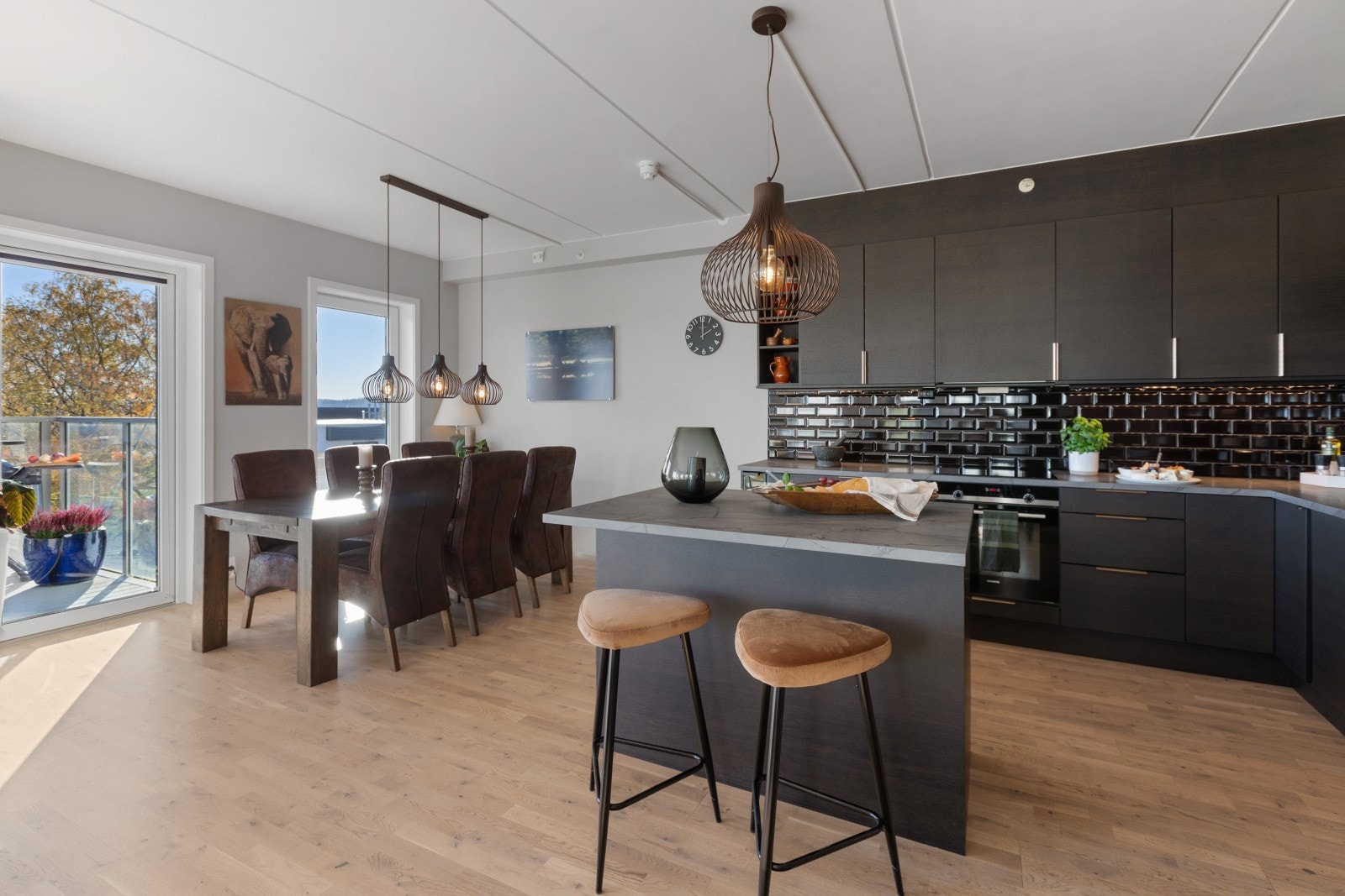 Rommet er praktisk designet og gir god plass for sofamøblement og spisebord. Galleribilde