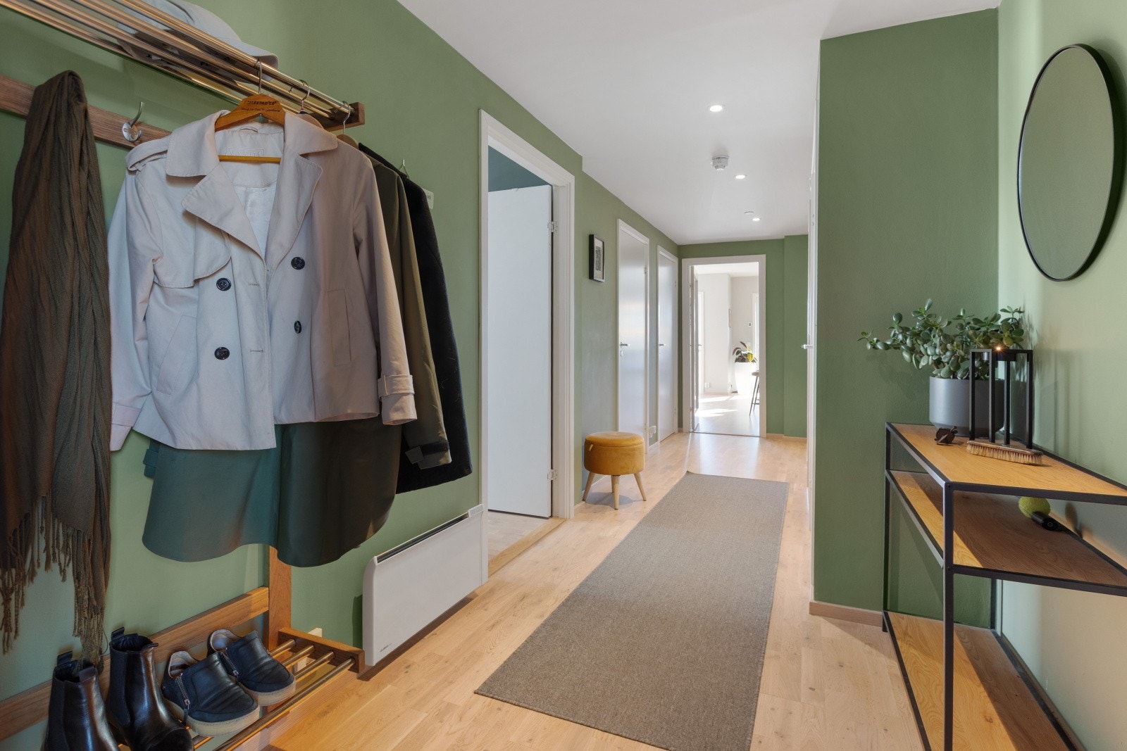 Velkommen inn! Romslig entré som er malt i en moderne farger, og harmonerer fint mot parkett gulvet. Galleribilde