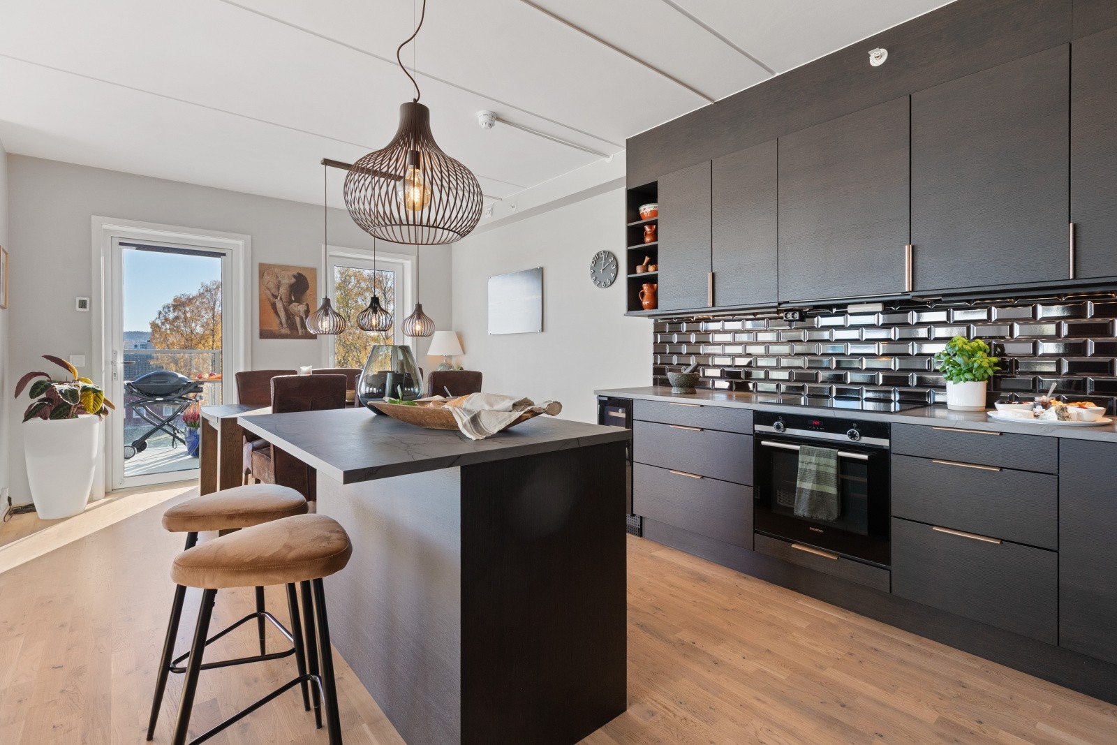 Hvitevarer som komfyr, koketopp, oppvaskmaskin, vinkjøl og kjøleskuffer følger. Galleribilde