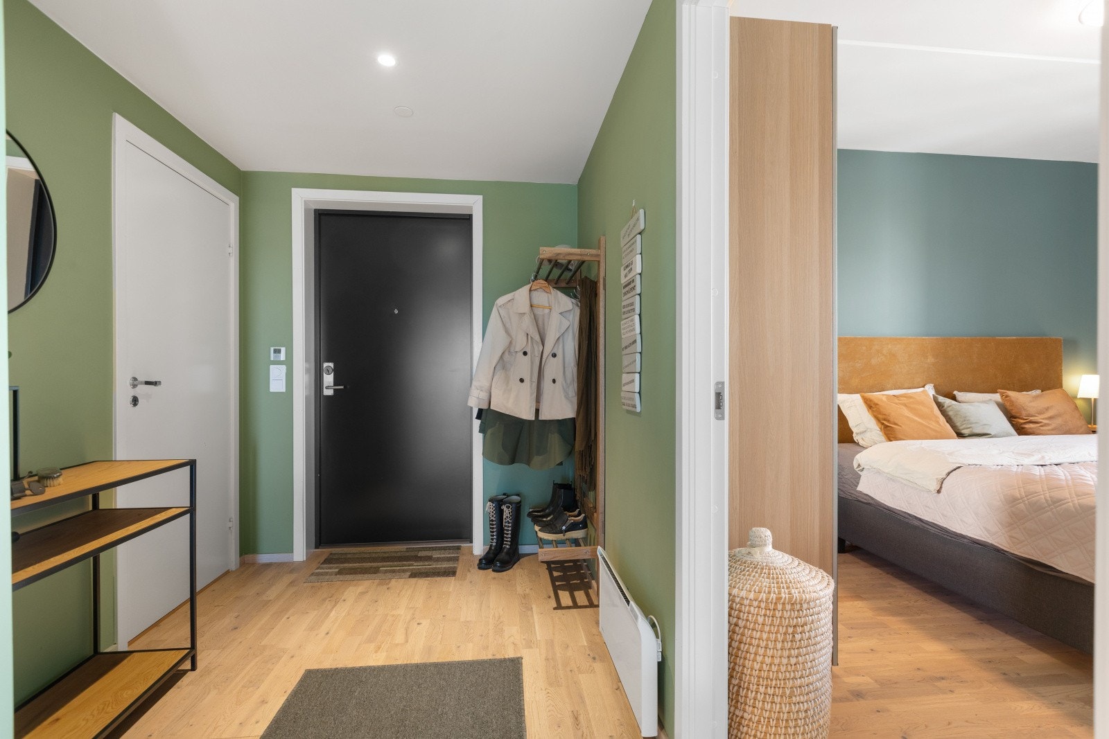 Det er vannbåren gulvvarme i gulvene i entre/gang, stuen og kjøkkenet. Galleribilde