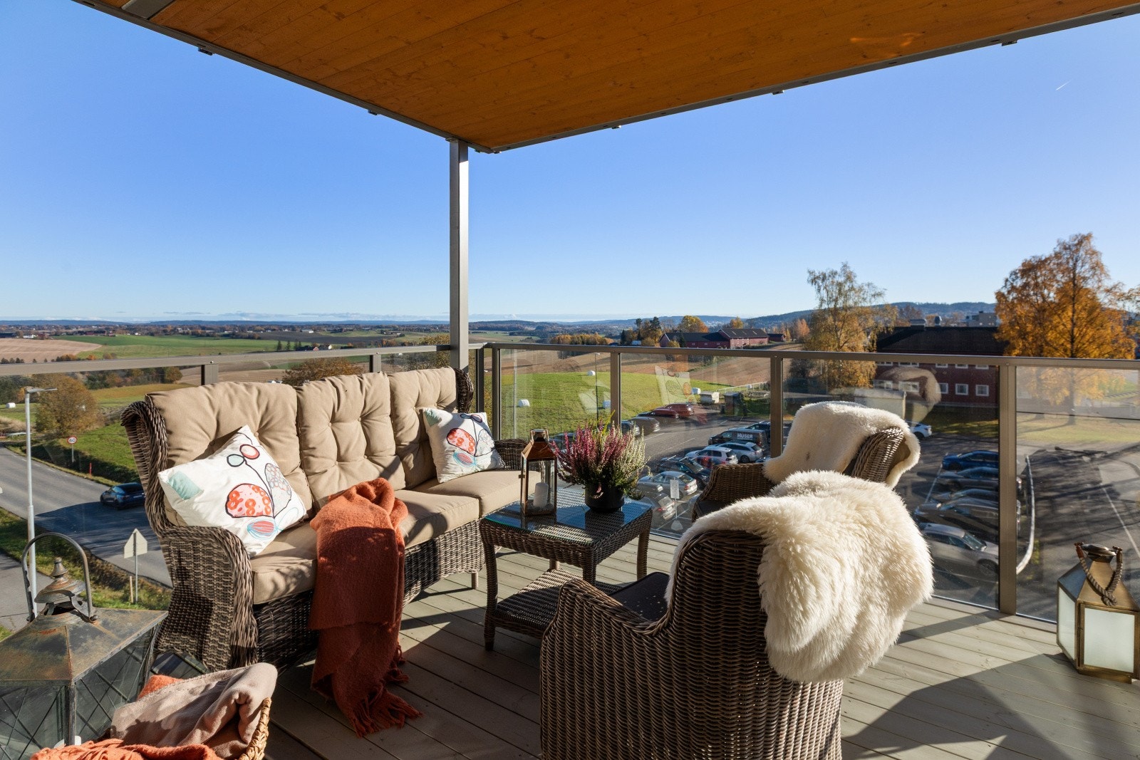 Leiligheten er en hjørneleilighet og har en ca. 15 kvm stor terrasse med fin utsikt! Galleribilde