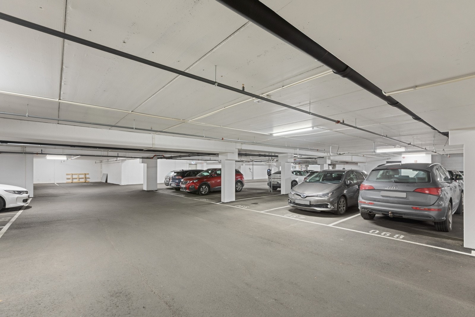 Det medfølger to parkeringsplasser i felles garasjeanlegg. Disse er plassert ved siden av hverandre. Galleribilde