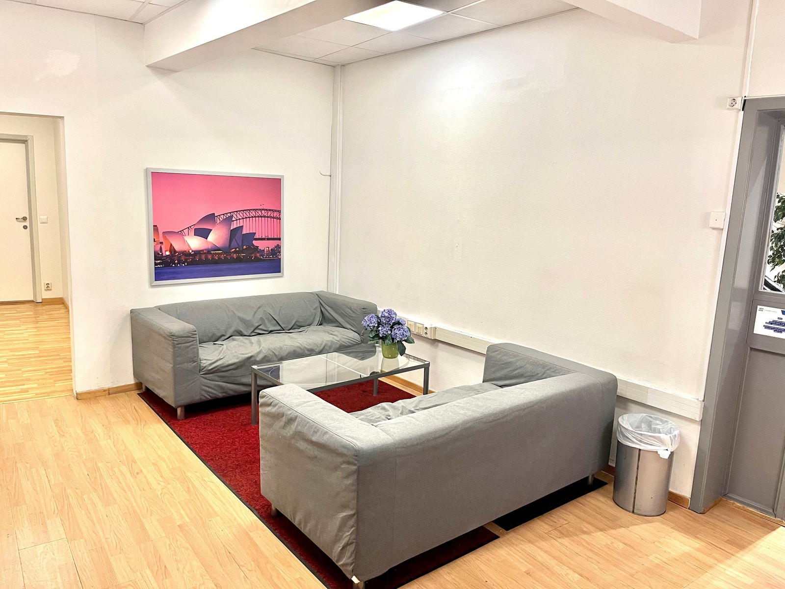 Venterom utenfor lokalet. Galleribilde