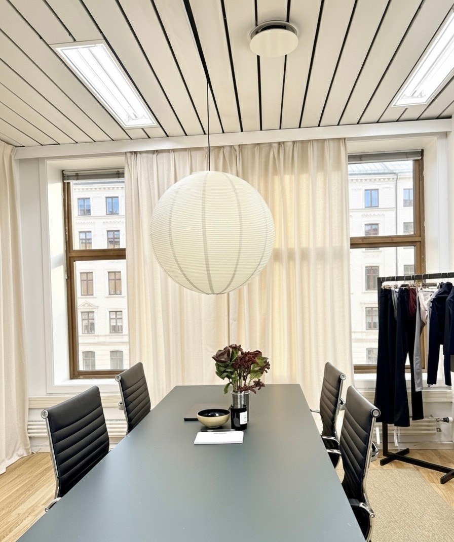 Utsikten er generert av KI, men skal gjenspeile hvit murbygg på andre siden av gaten. Galleribilde