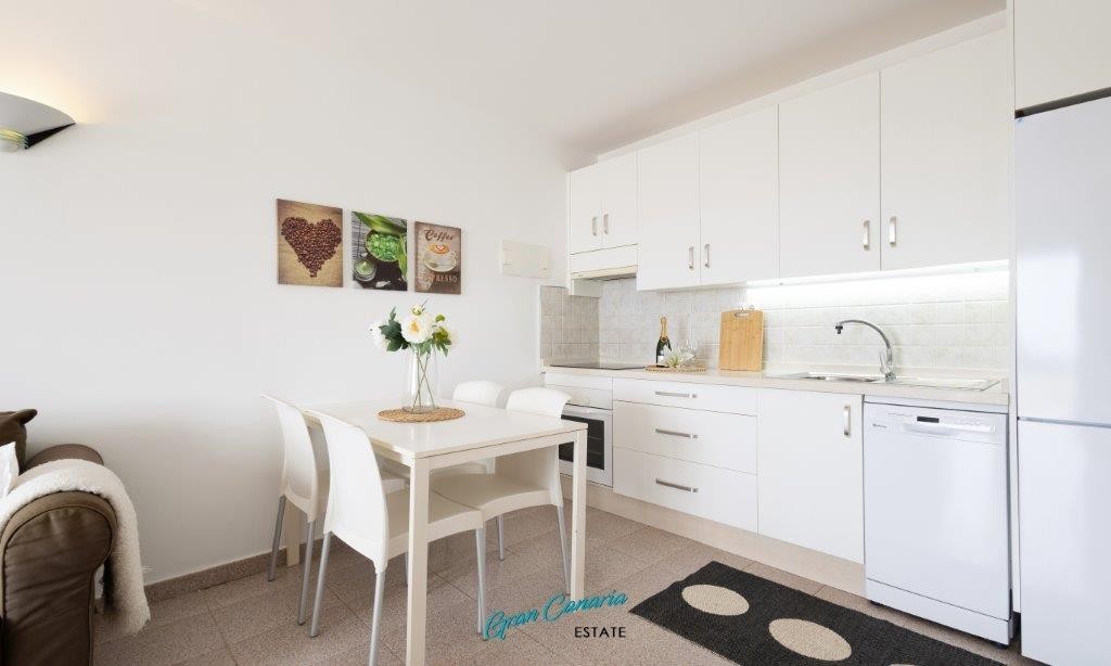 Moderne kjøkken med oppvaskmaskin Galleribilde