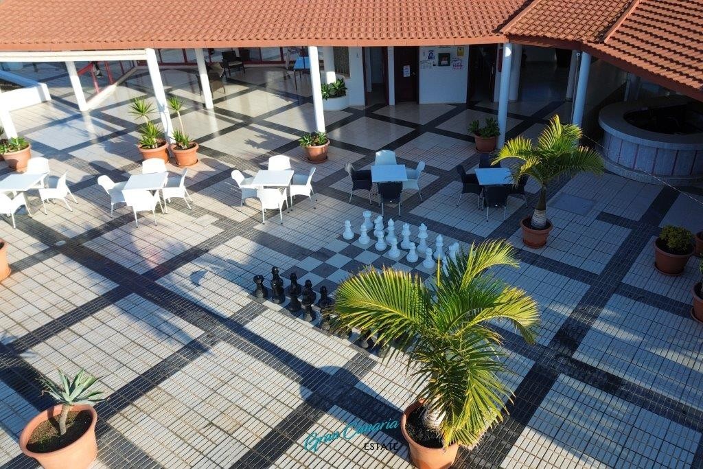 Nydelig solterrasse ved bassenget Galleribilde