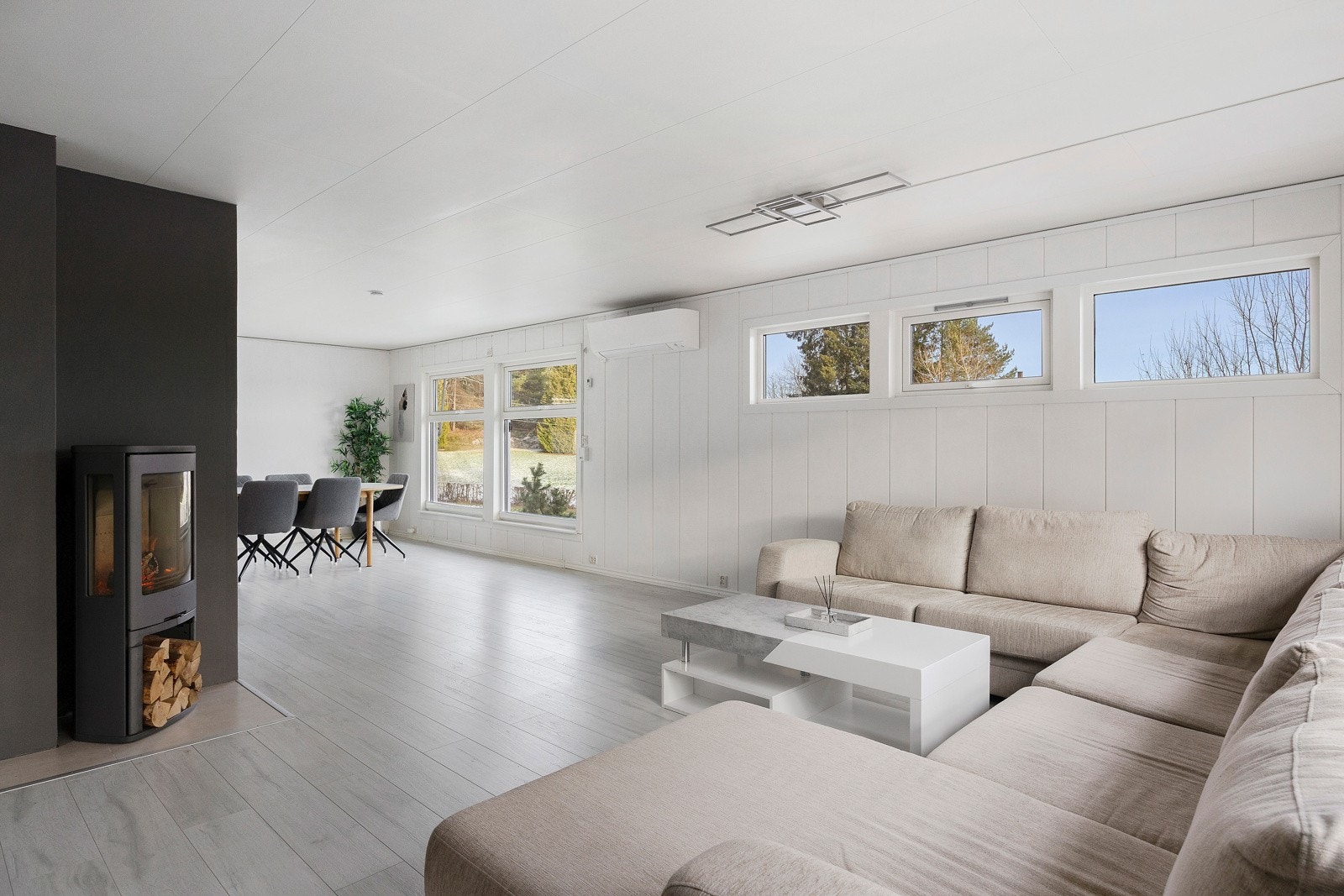 Det ble installert varmepumpe i 2021 og peisovn i 2015. Galleribilde