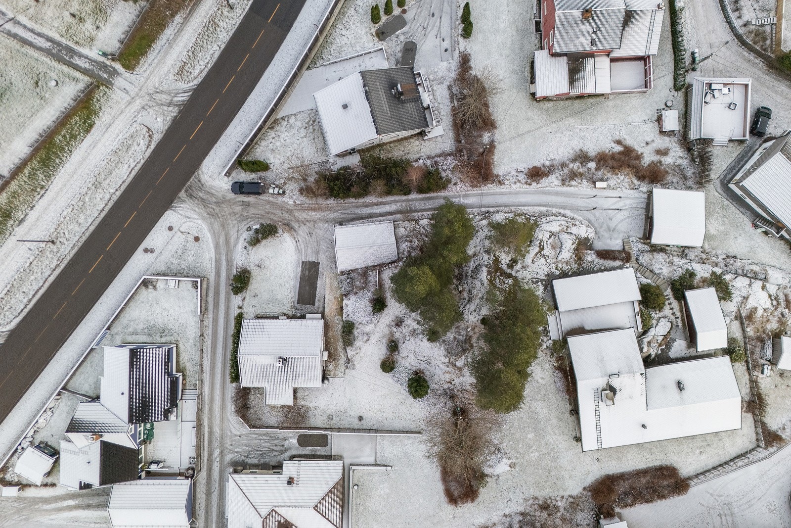 Boligen har stort tomt (992 m²) med asfaltert gårdsplass, garasje og hage rundt huset. Galleribilde