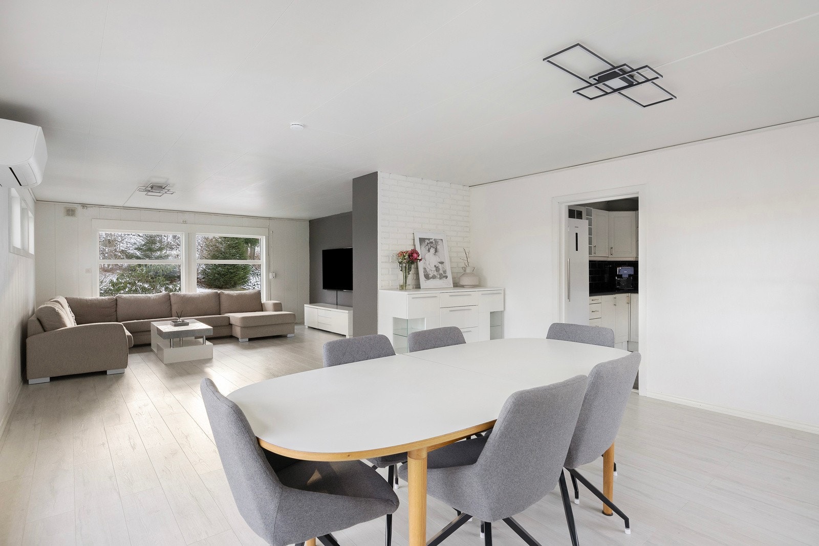 Eneboligen går over 2 plan og har potensiale for både oppussing og utvidelse Galleribilde