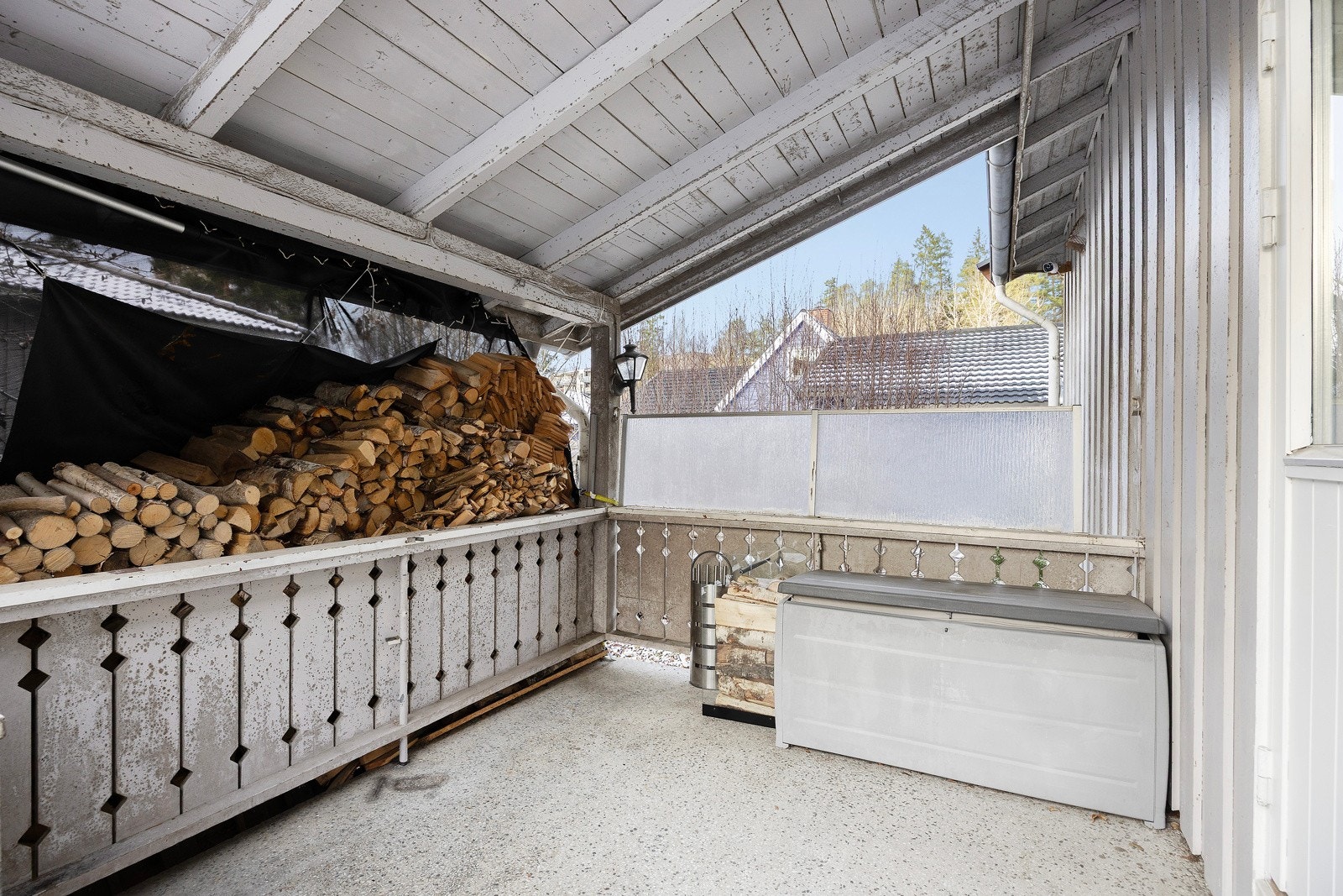 Overbygd terrasse og terrasseplatting utenfor på til sammen 33 kvm. Galleribilde