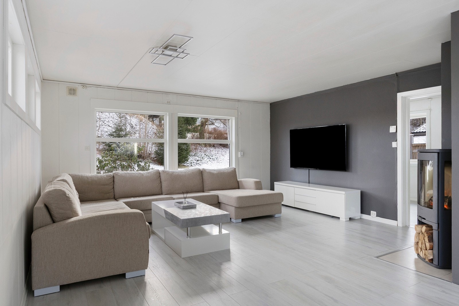 God plass til flere soner med sofagruppe og spisebord. Galleribilde