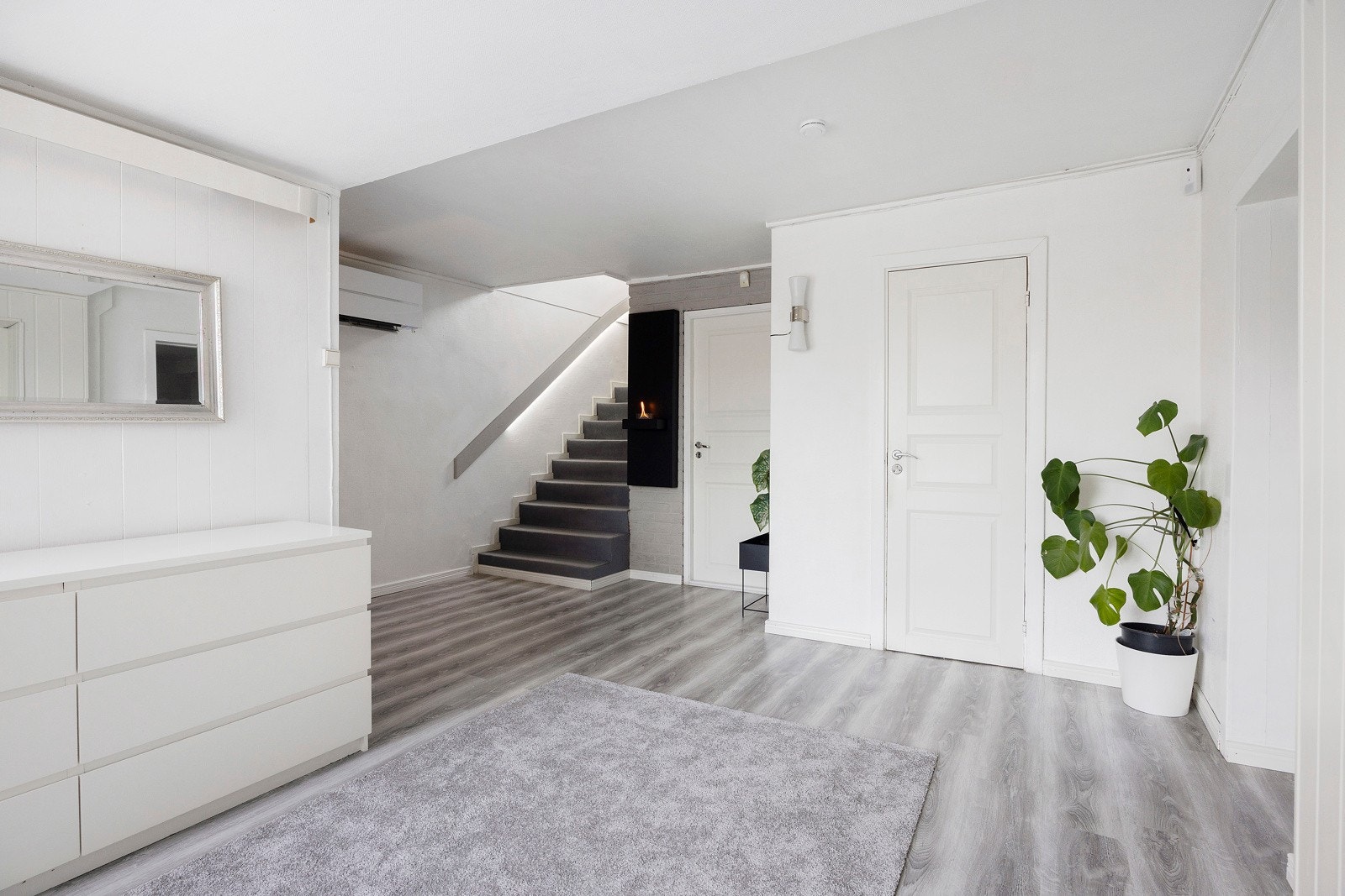 Hall m/trapp i underetasje. Galleribilde