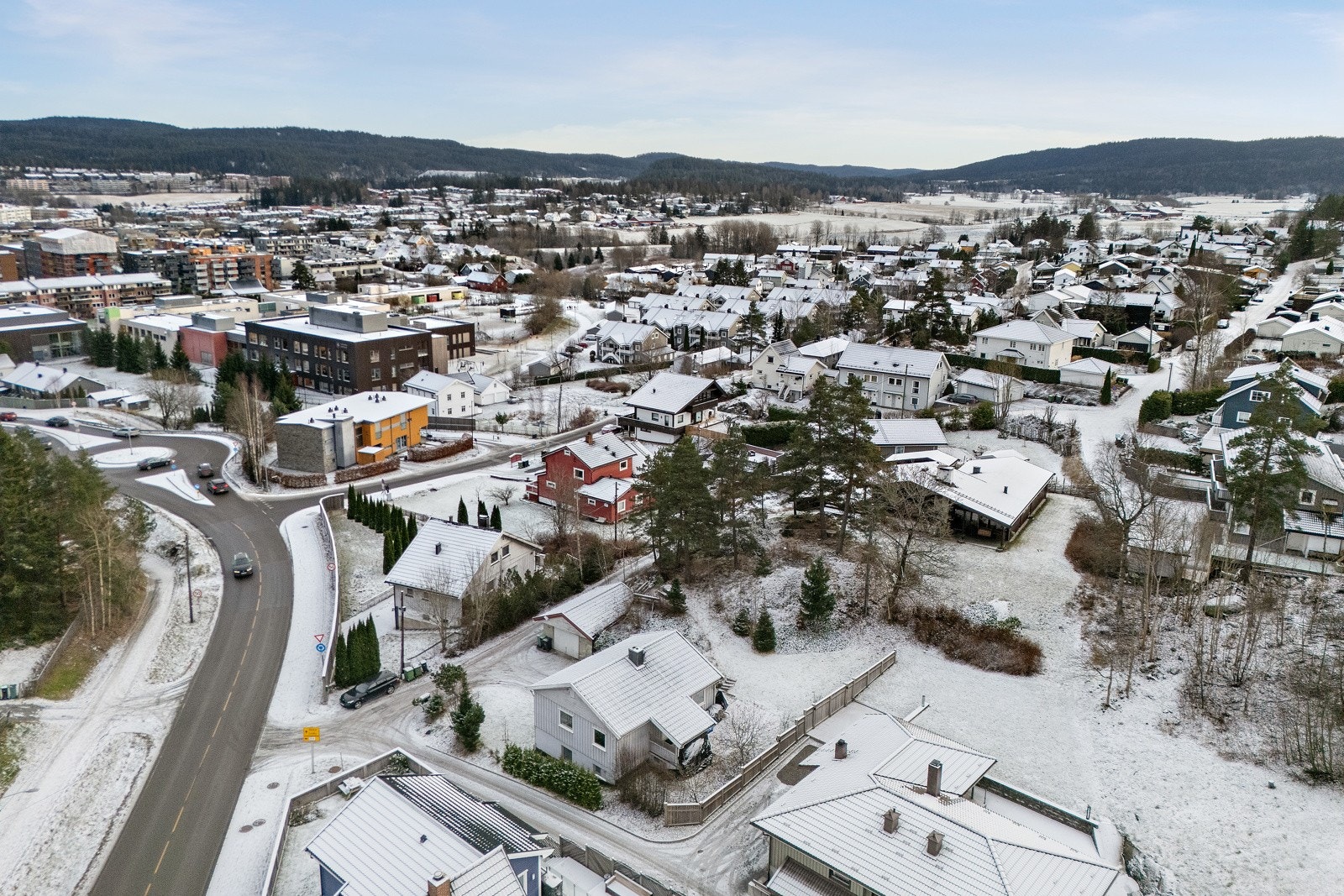 Boligen ligger i et attraktivt og meget sentralt område med kort vei til sentrum, skoler og barnehager og Østmarka. Galleribilde