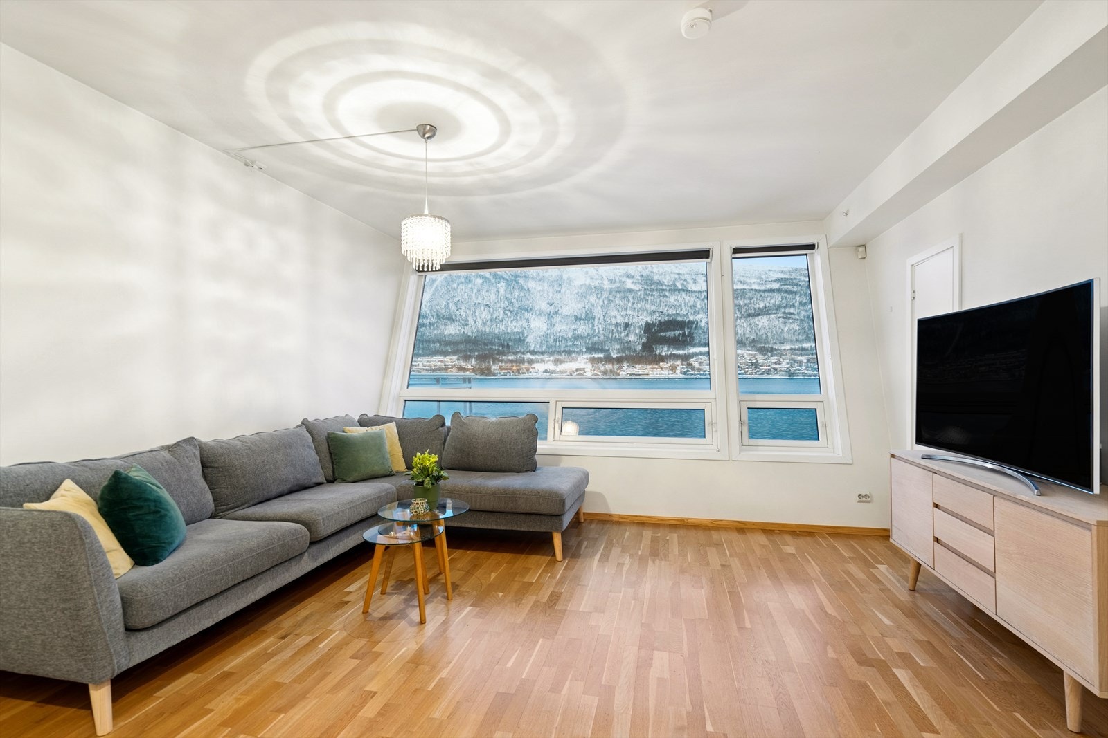 Leiligheten er utført med parkettgulv og malte overflater - Det er vannbåren gulvvarme som gjør oppvarmingen enkel og balansert ventilasjon som sørger for godt inneklima Galleribilde