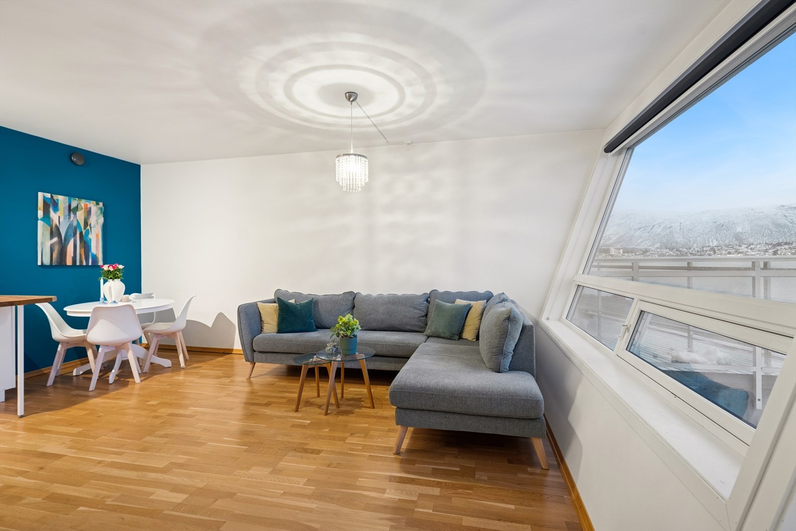 Stuen har en fin utforming som gir plass til både sofakrok og spisegruppe Galleribilde