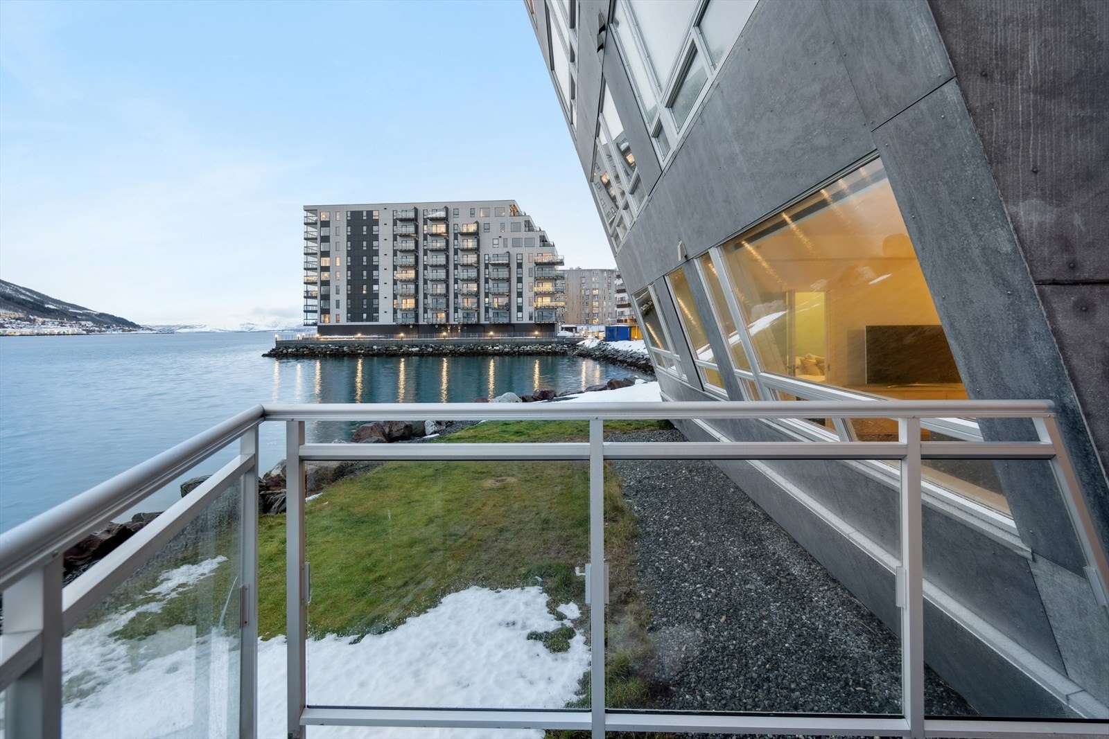 Selger opplyser om at den felles terrassen har sol fra morgen og til ca. 18/19 midtsommerstid Galleribilde