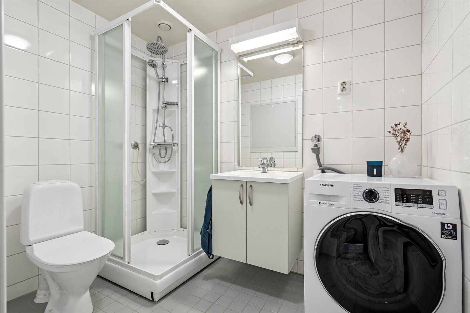 Badet er utført med flislagte overflater i tidløse farger Galleribilde