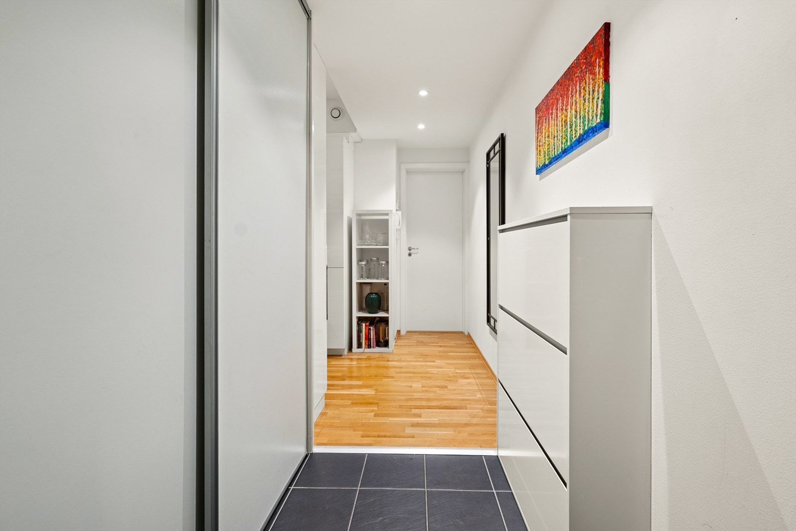 Fra gangen har du tilgang til badet, samt åpen løsning inn mot stue/kjøkken - Fastmontert skoskap medfølger Galleribilde