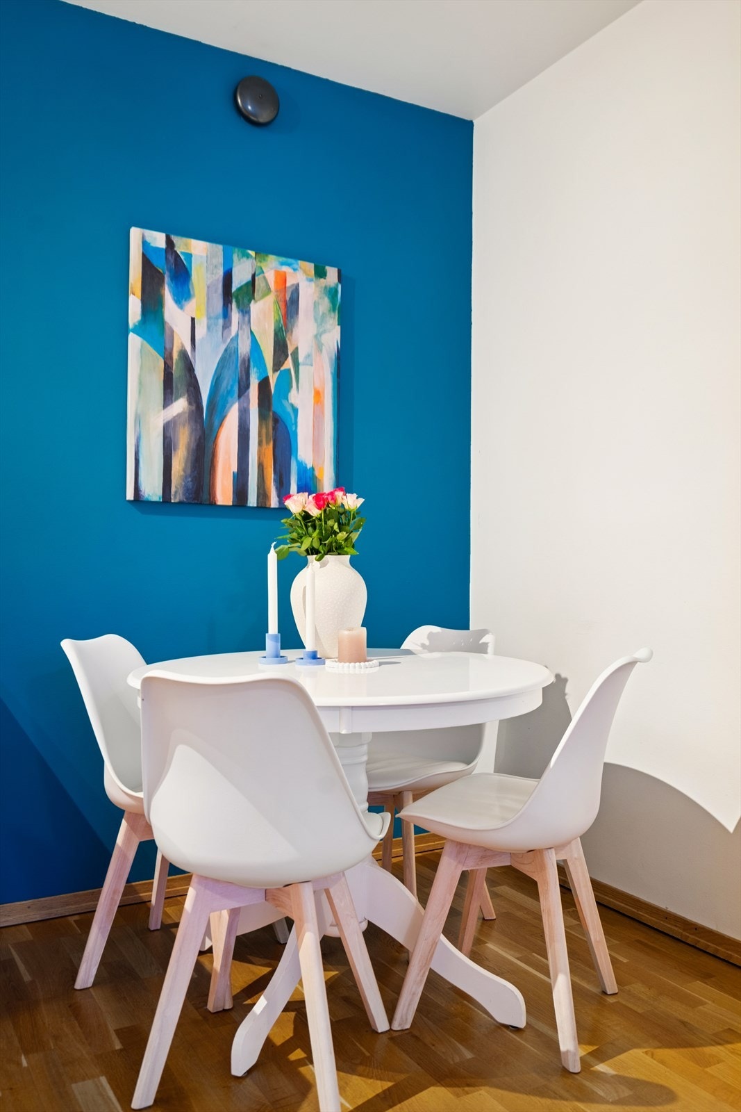 To innvendige vegger (stue og soverom) er malt i spreke kontrastfarger som gir en fin brytning mot de ellers lyse overflatene Galleribilde