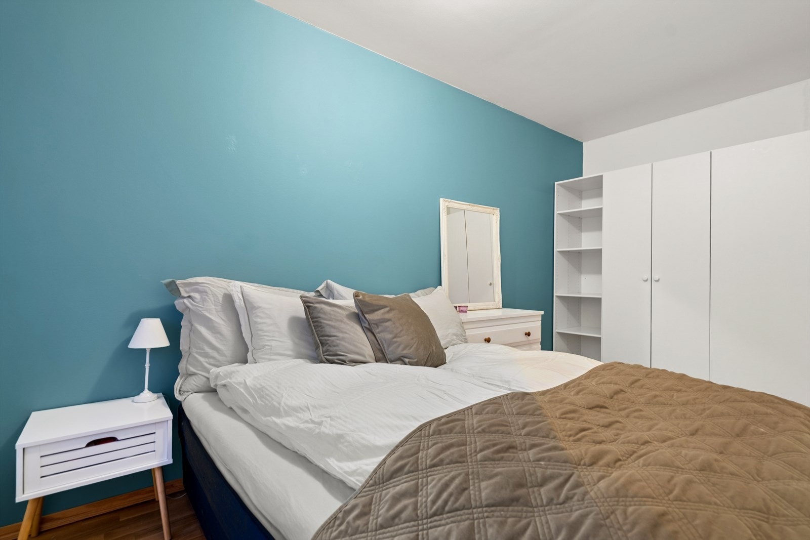 Rommet er utstyrt med garderobeskap som gir mye lagringsplass Galleribilde