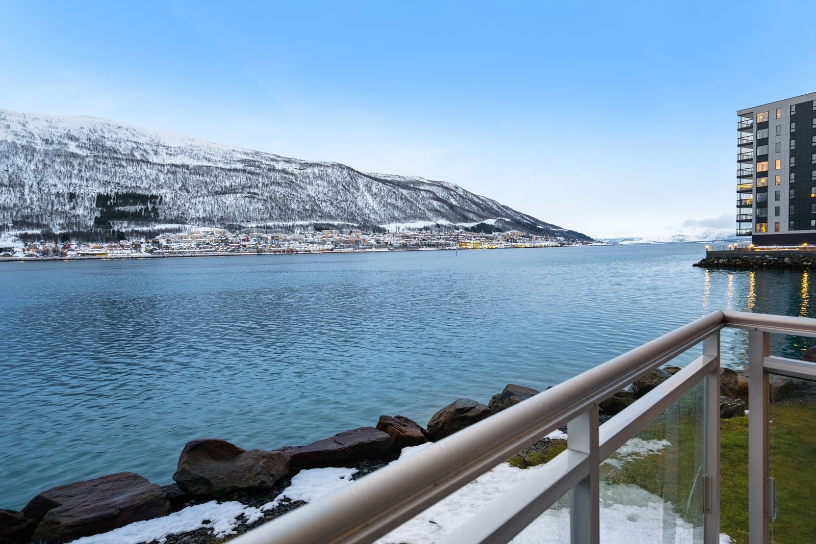 Felles terrasse like ved leiligheten med gode solforhold og vakker utsikt Galleribilde