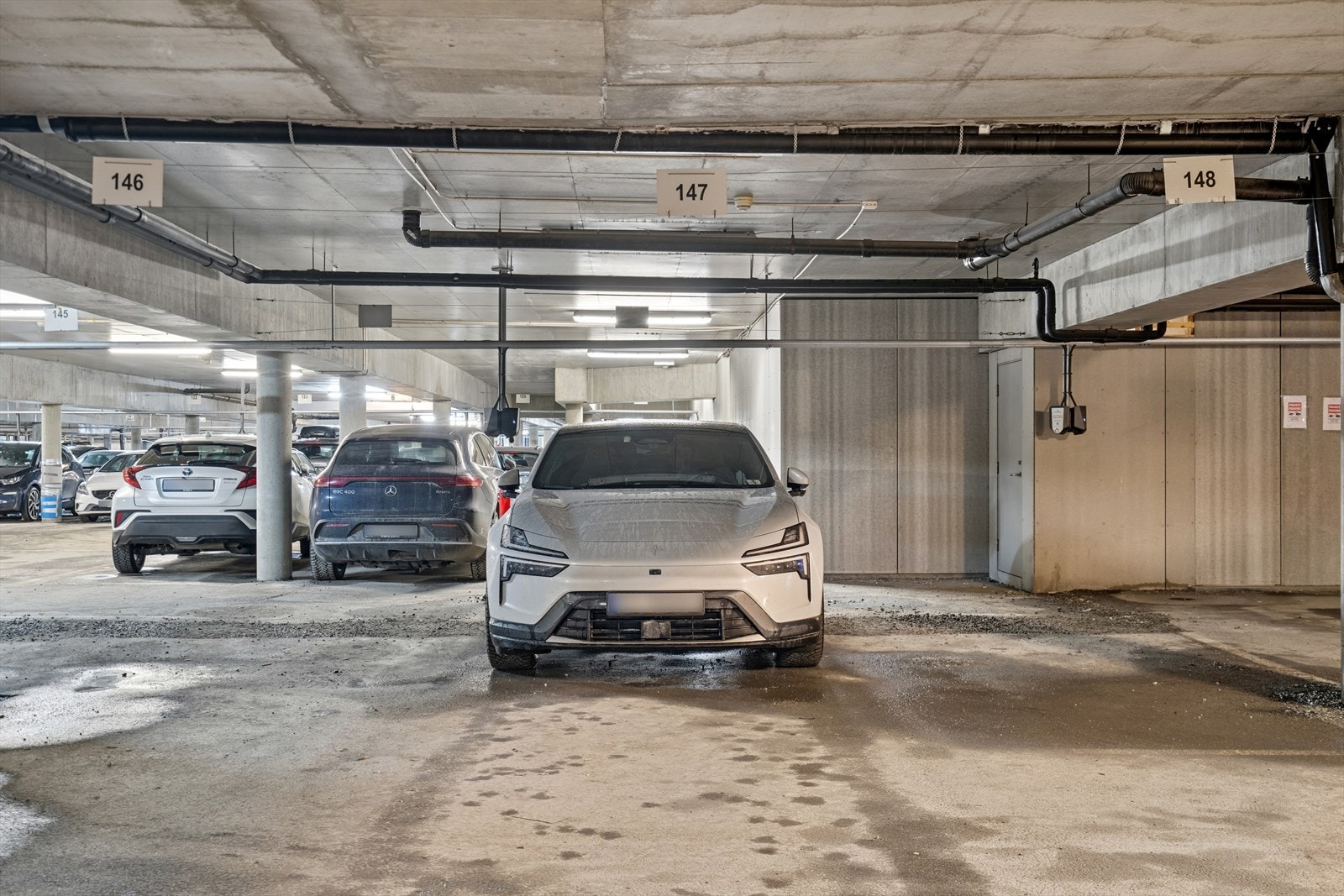 Fast parkeringsplass i parkeringsanlegg like ved Galleribilde