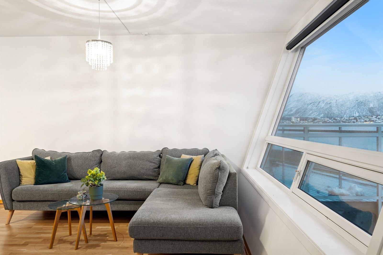 Legg spesielt merke til skråveggen i front med store vinduer ut mot havet Galleribilde