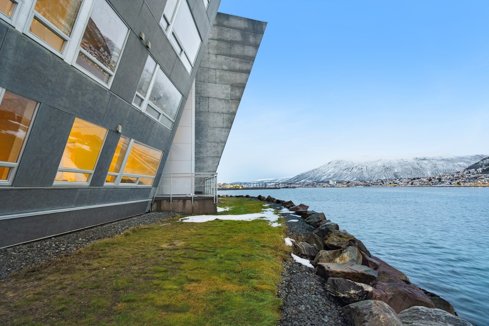 Langs sjøkanten er det opparbeidet plen Galleribilde