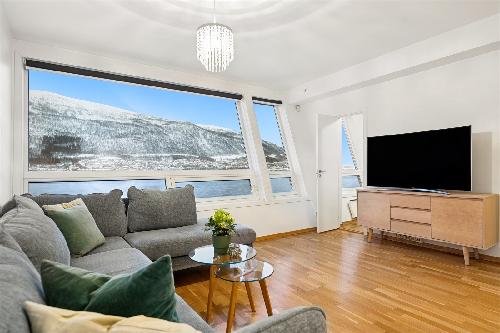 Her får du vakker utsikt over Tromsøysundet og Tromsdalen Galleribilde