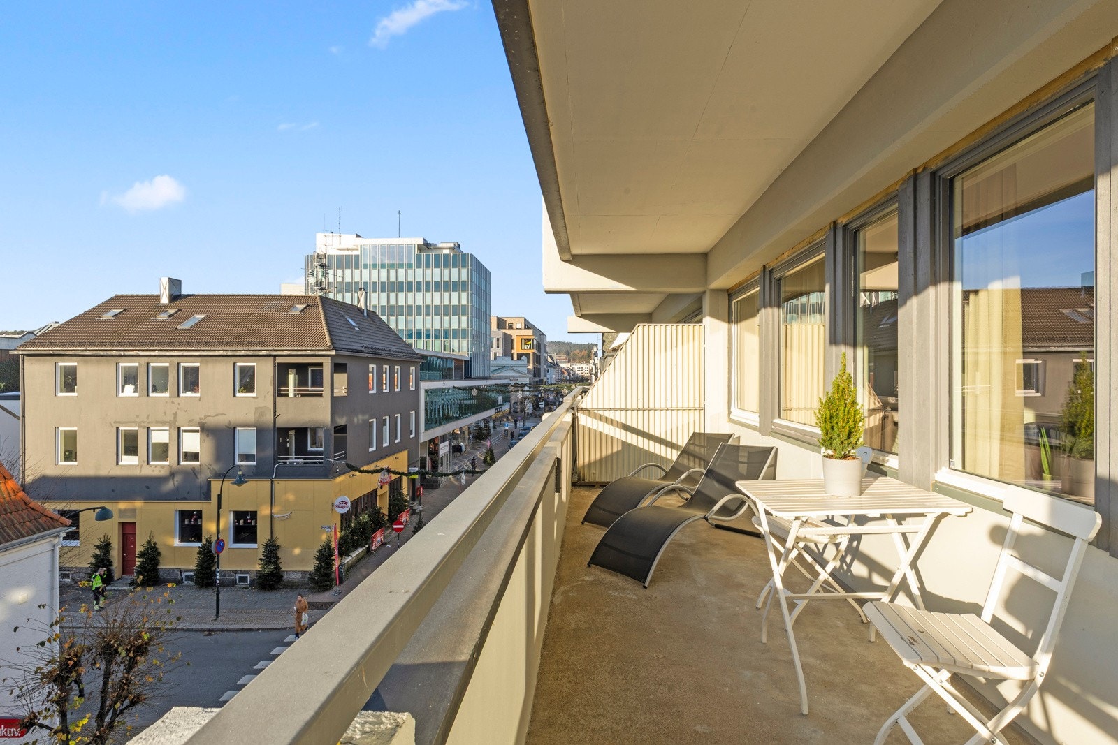 Velkommen til Markens gate 2! Leiligheten har en stor balkong som vender mot sør-vest med nydelig kveldssol! Galleribilde