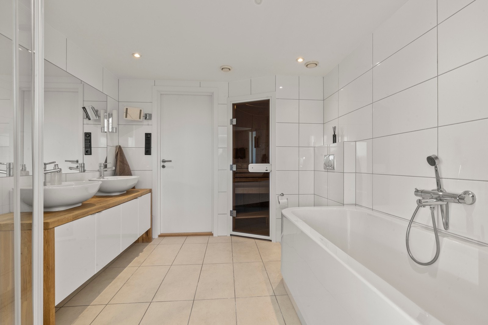 Her fra badet, der man har glassdøren til badstuen. Tenk så deilig å ha egen badstue i leiligheten! Galleribilde