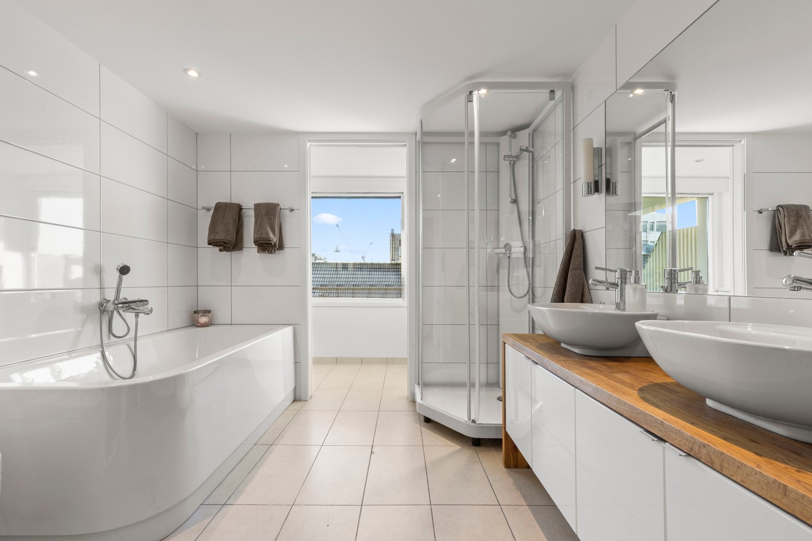 Lekkert og romslig bad med dobbel servant, og både badekar og dusjkabinett! Egen vaskeromsdel ytterst som er svært så praktisk så man slipper å ha vaskemaskin og tørketrommel inne på selve badet. Galleribilde