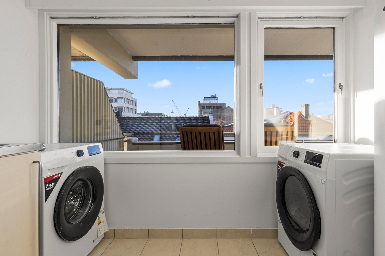 Vaskeromsdel som ligger i tilknytning til badet, svært så praktisk! Galleribilde