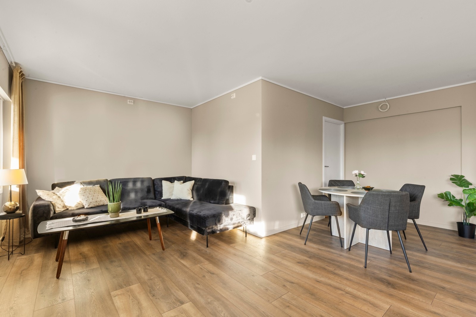 Leiligheten er helt nylig pusset opp i lune og moderne farger. Her ser man stuen, der selger monterer opp en lettvegg for å dele av til soverom nr 2 om kjøper ønsker det. Eller man kan beholde leiligheten som den er nå med større stue/kjøkken! Galleribilde