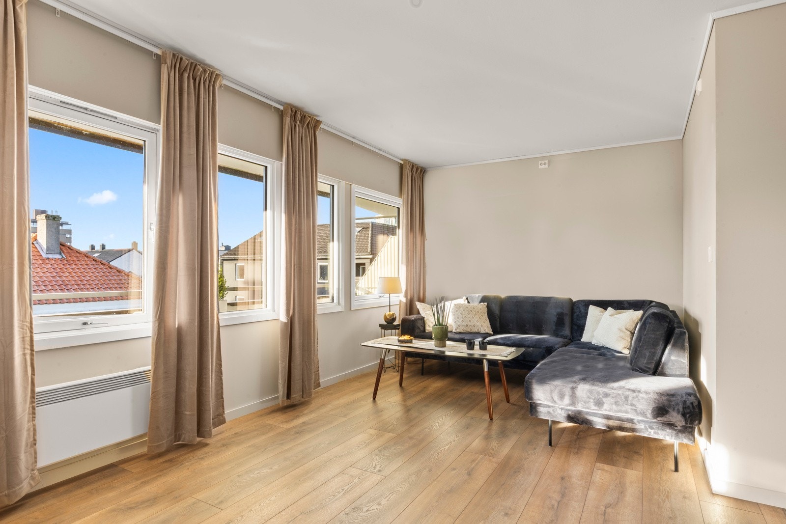 Her vist del av stue som kan deles av til soverom nr 2, der kjøper kan velge om man ønsker å ha stuen som i dag eller få selger til å montere opp lettvegg for å dele av til soverom vederlagsfritt. Galleribilde