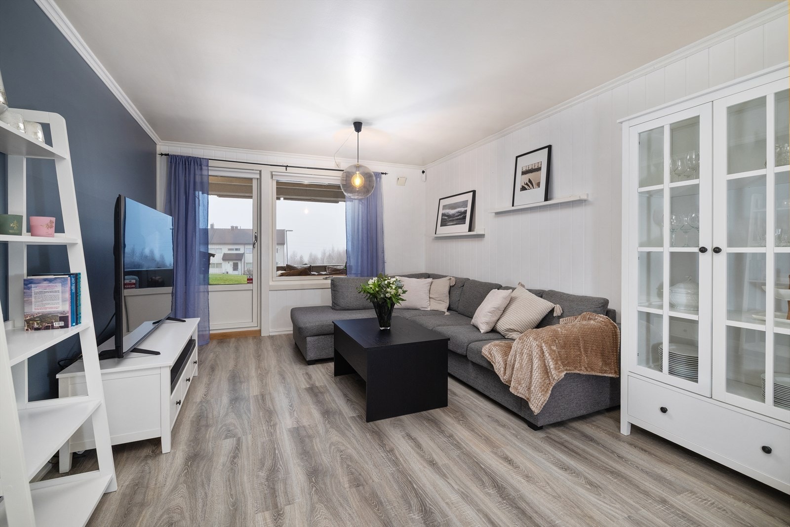 Hyggelig å slenge seg på sofaen og nyte en god film med fyr i peisen. Normann Foto As v/Morten Norman Larsen. Galleribilde