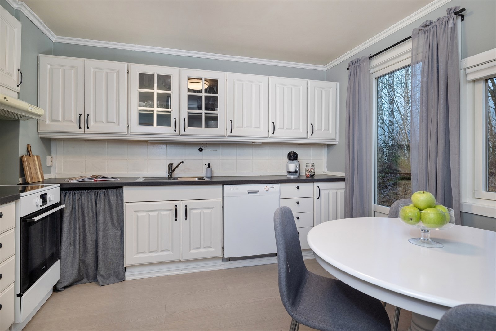 Lys innredning, plass for spisebord ved vindu Galleribilde