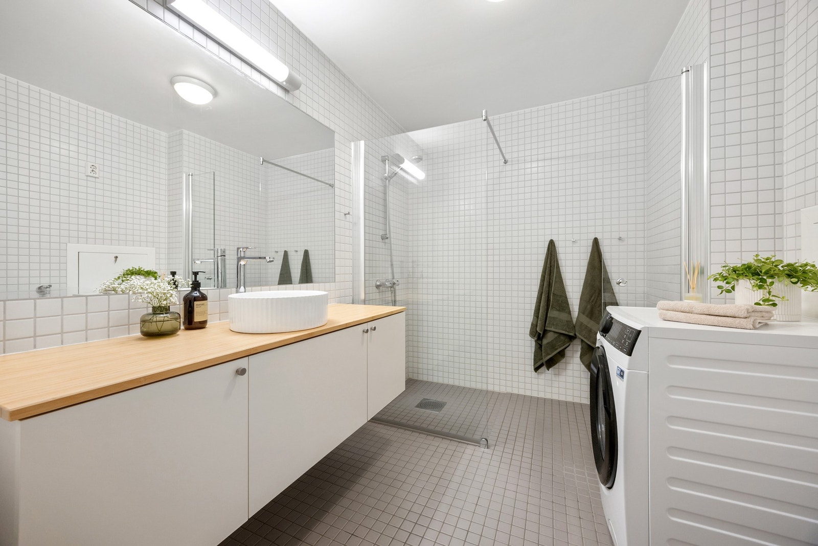 Helfliset bad fra byggeår med vannbåren gulvvarme. Galleribilde